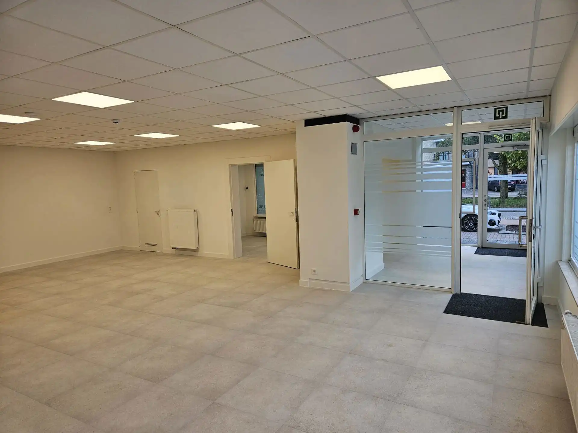 TE  HUUR in Meeuwen: kantoor/commerciële ruimte foto 7