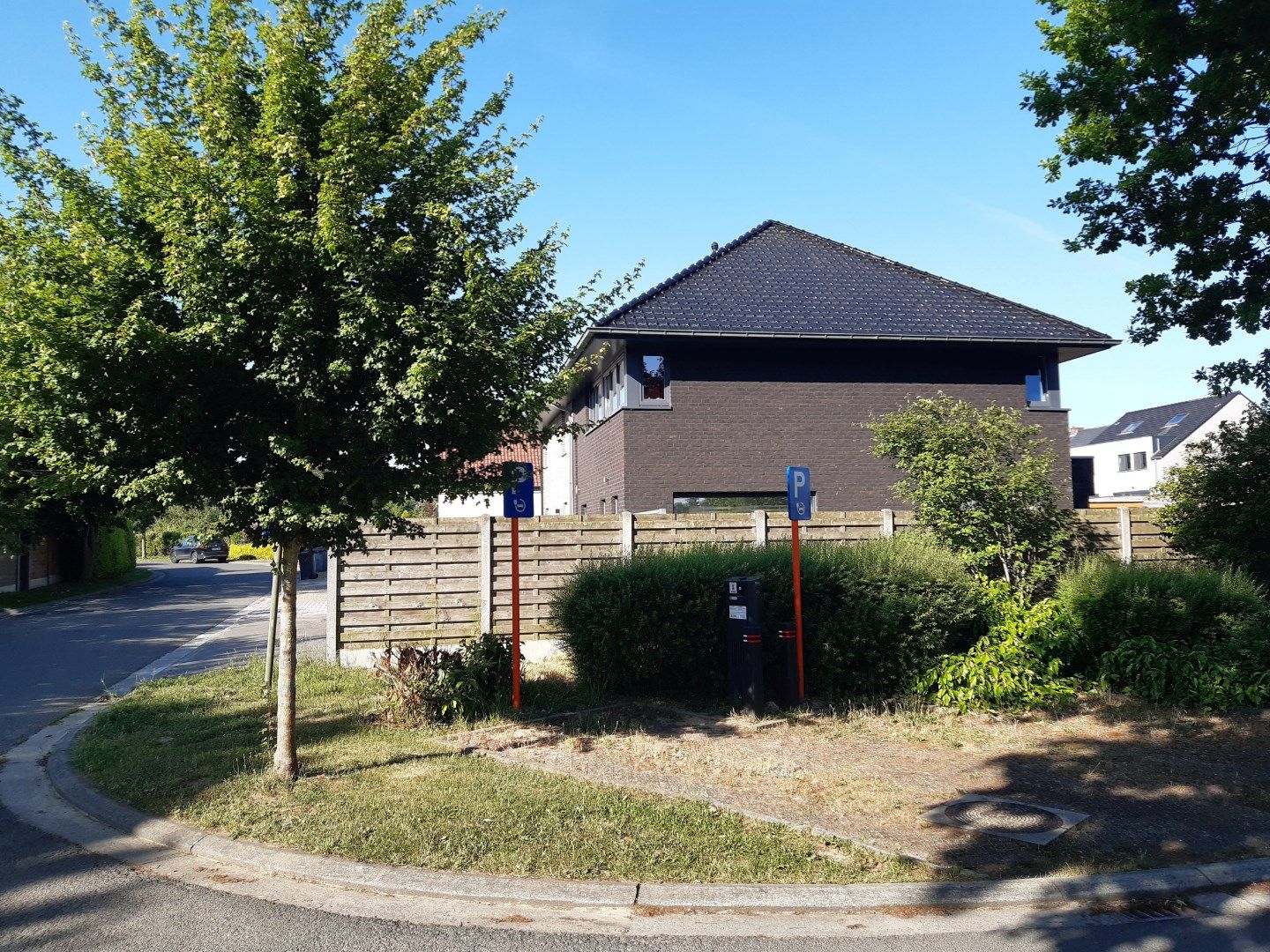 Rustig wonen (half open met garage). foto 2