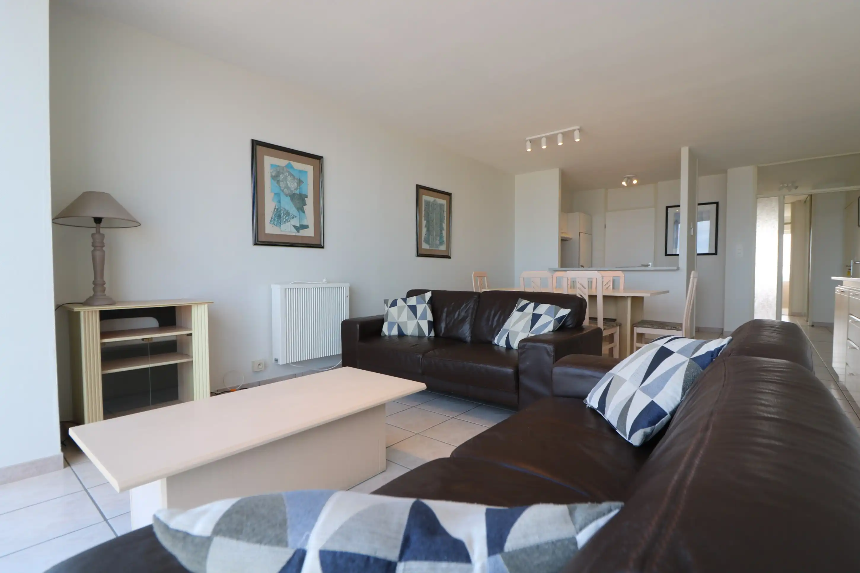 Instapklaar appartement met 2 zeer grote slaapkamers en prachtig frontaal zeezicht foto 3