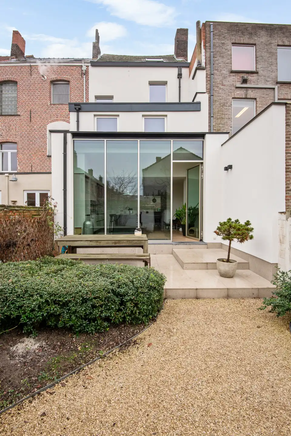In het centrum gel. stadswoning met 5 slpk., terras, tuin en garage foto 8
