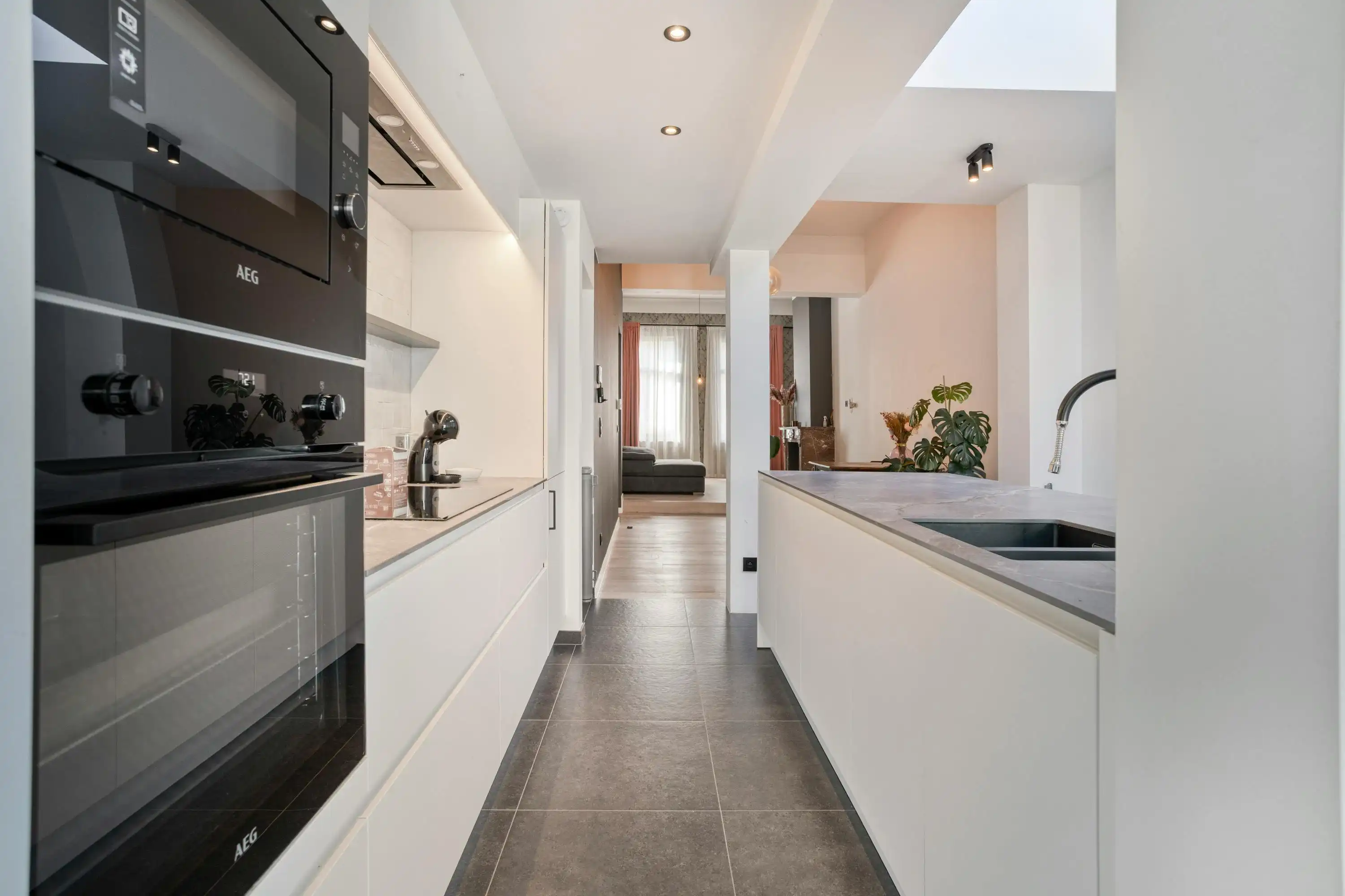 Kwalitatief gerenoveerde centrumwoning met tuin in Ieper foto 11