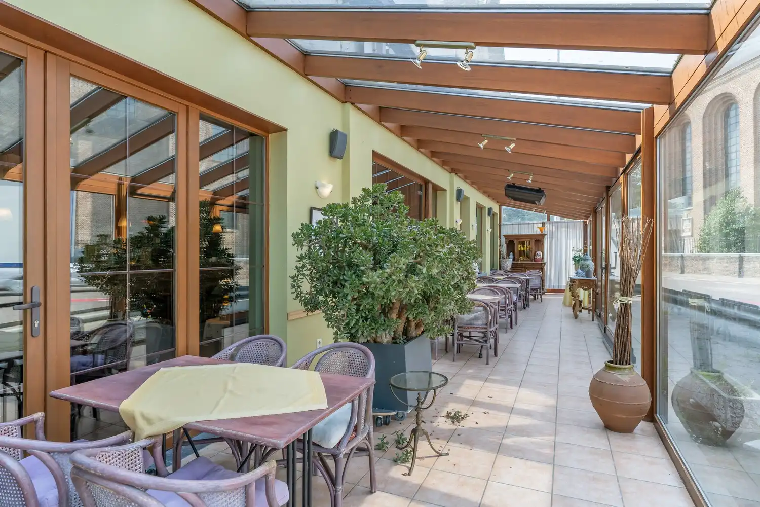 Zeer gunstig gelegen handelshuis op een ruim perceel grond foto 8