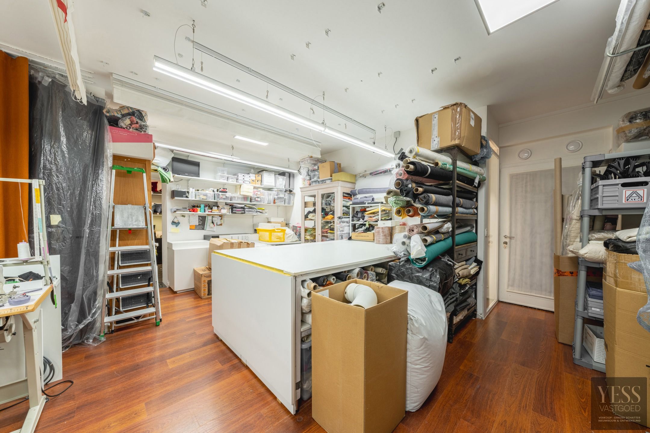 Ruim ingericht handelspand met studio te Knokke! foto 8