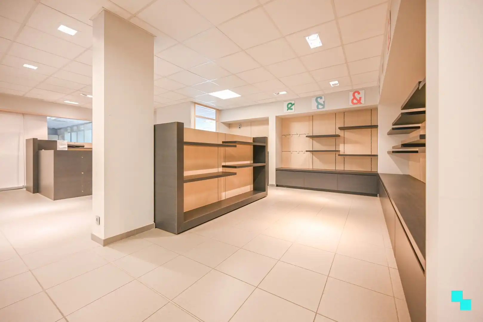 Deels ingerichte handelsruimte op toplocatie te Sint-Andries foto 5