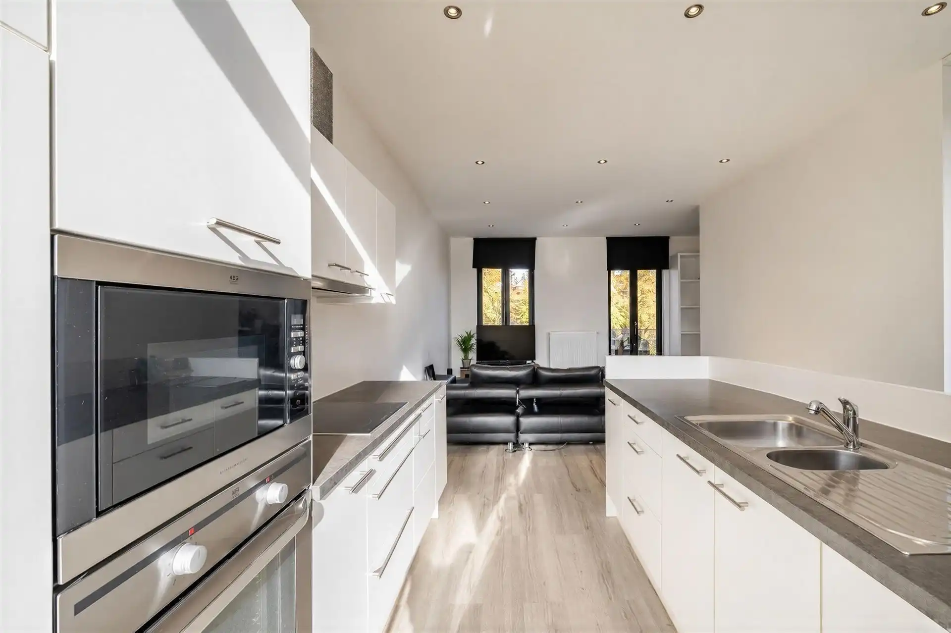 Stijlvol handelspand met kwalitatieve afwerking en charmant appartement met terras foto 23