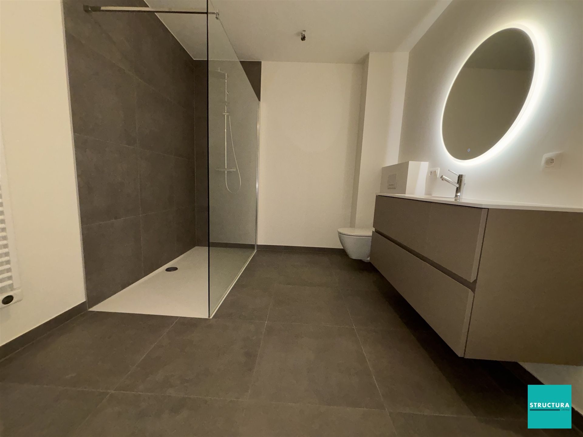 Ruim nieuwbouw appartement met tuin en staanplaats foto 16