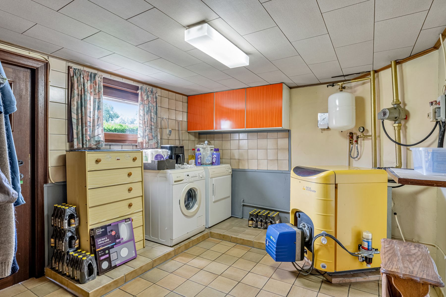 Te koop woning met inpandige garage, 4slpk's  en grote tuin  foto 10