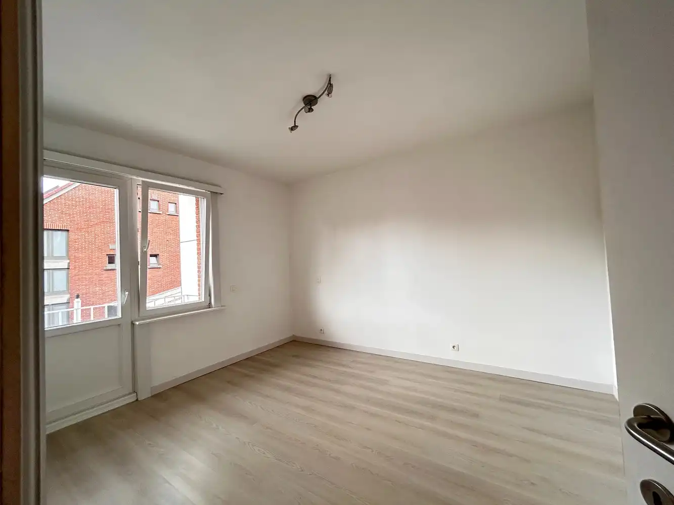 Pal in het bruisende centrum van Brasschaat gelegen 2 slaapkamerappartement in perfecte staat foto 10