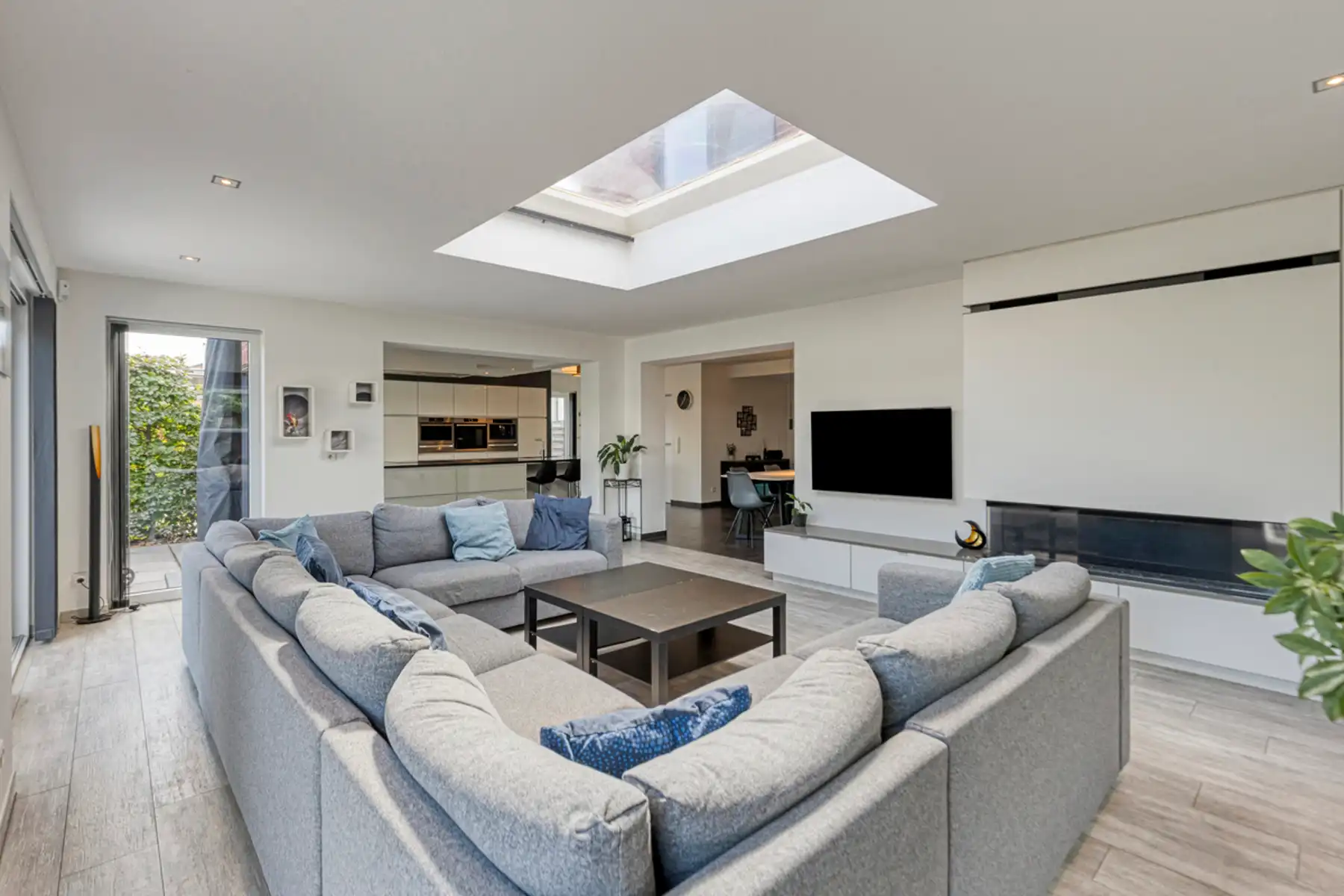 Unieke ruime woning met praktijkruimte + 5(6)slpkmrs op 25 a foto 3