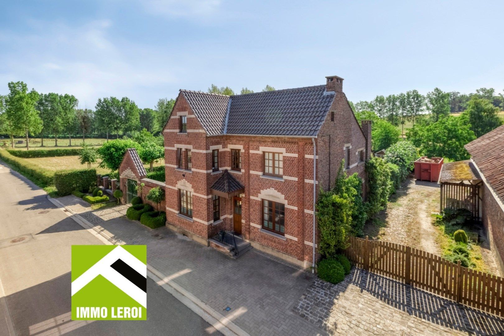 Hoofdfoto van de publicatie: Uitzonderlijke woning met prachtig vergezicht op perceel van 72 are