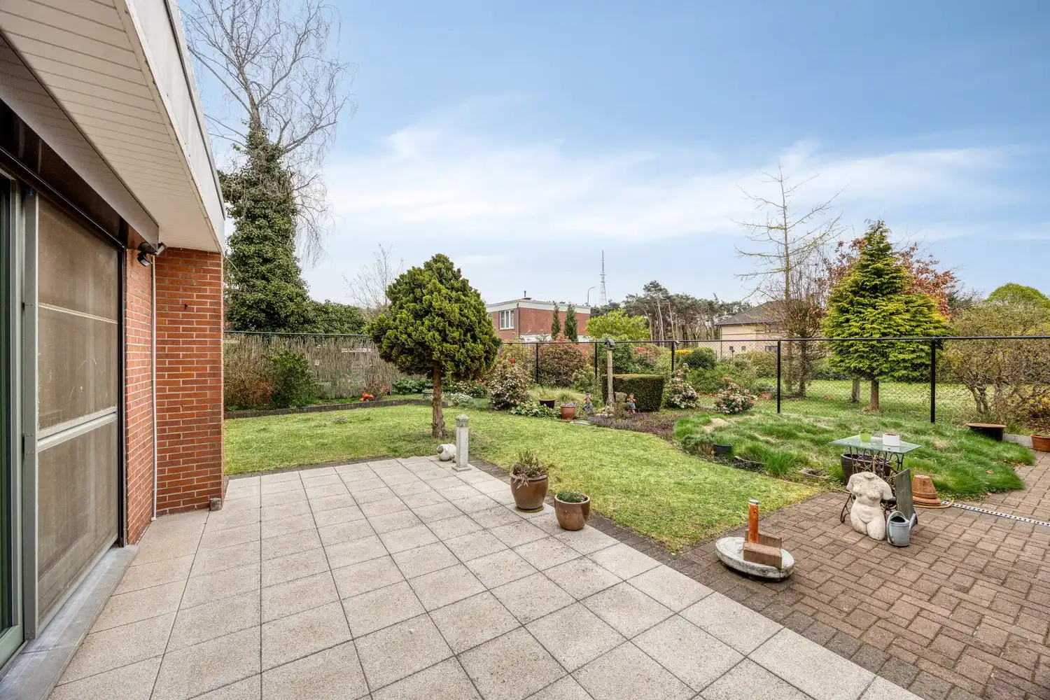 Gezinswoning met 4 slaapkamers en aangelegde tuin in doodlopende straat foto 35