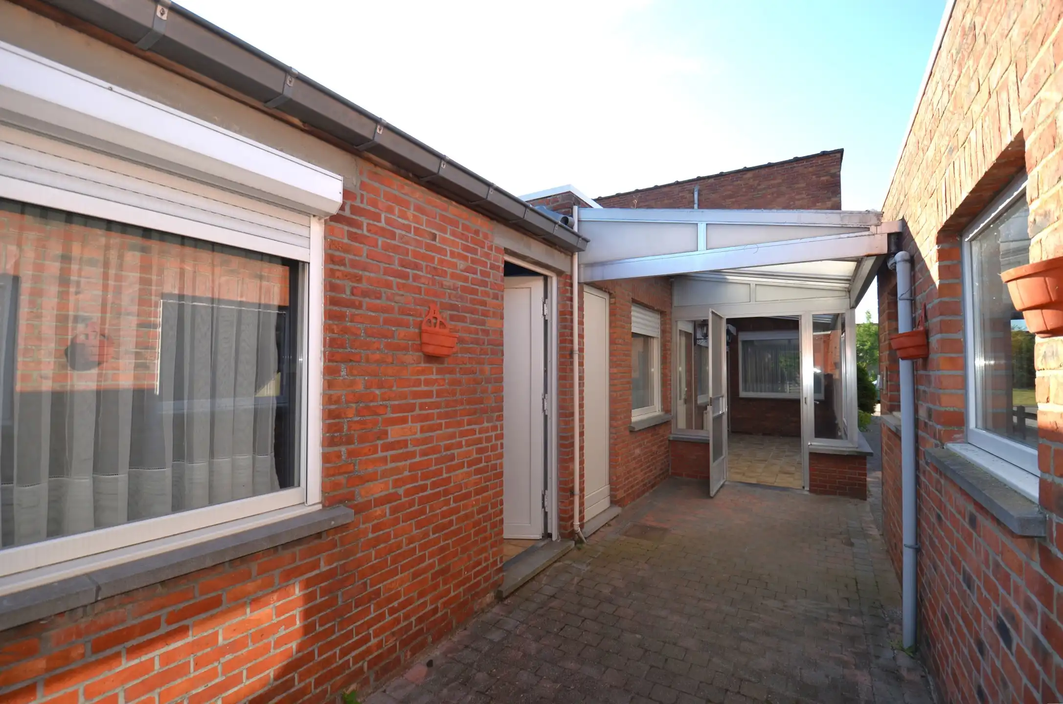 Te renoveren woning met 3 slaapkamers, tuintje en dubbele garage foto 6