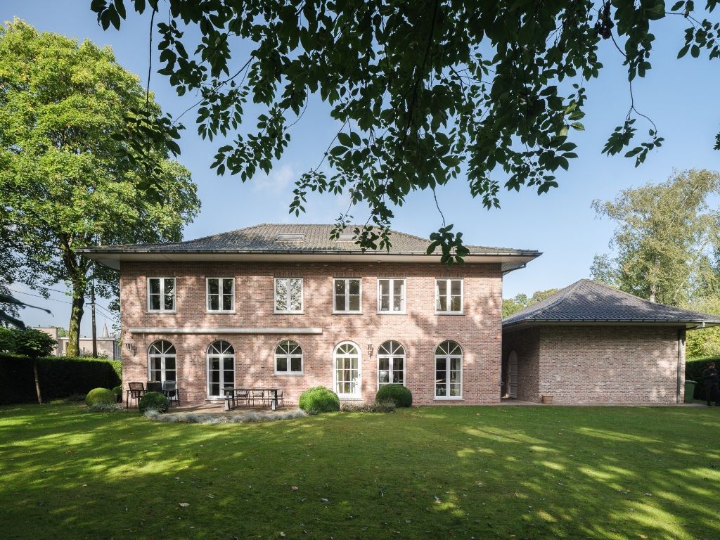 Vrijstaande villa (363 m²) met ruim bijgebouw op een gunstig perceel van 1.205 m² foto 8