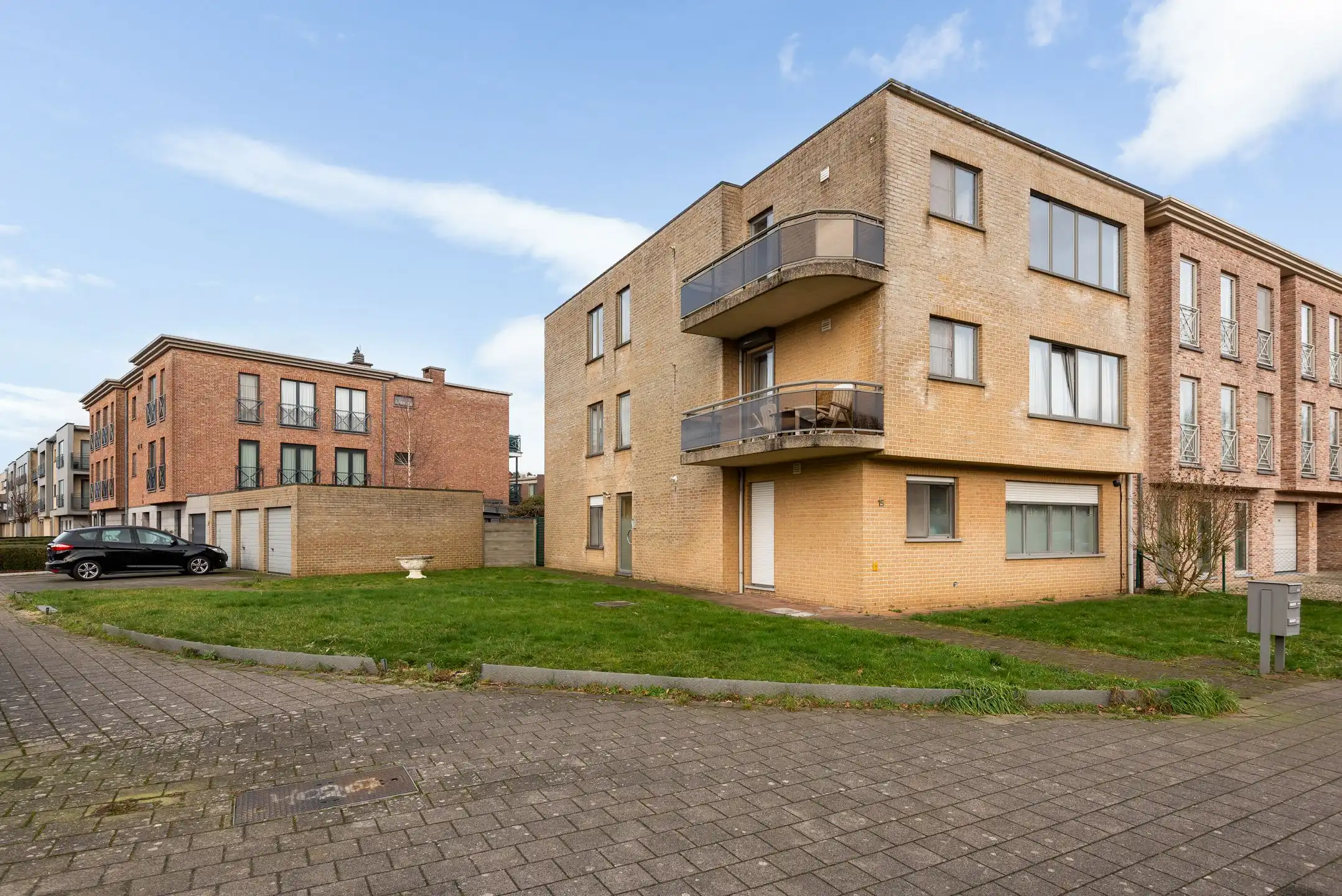 Opbrengsteigendom met 3 appartementen + garageboxen in Wommelgem te koop! foto {{pictureIndex}}