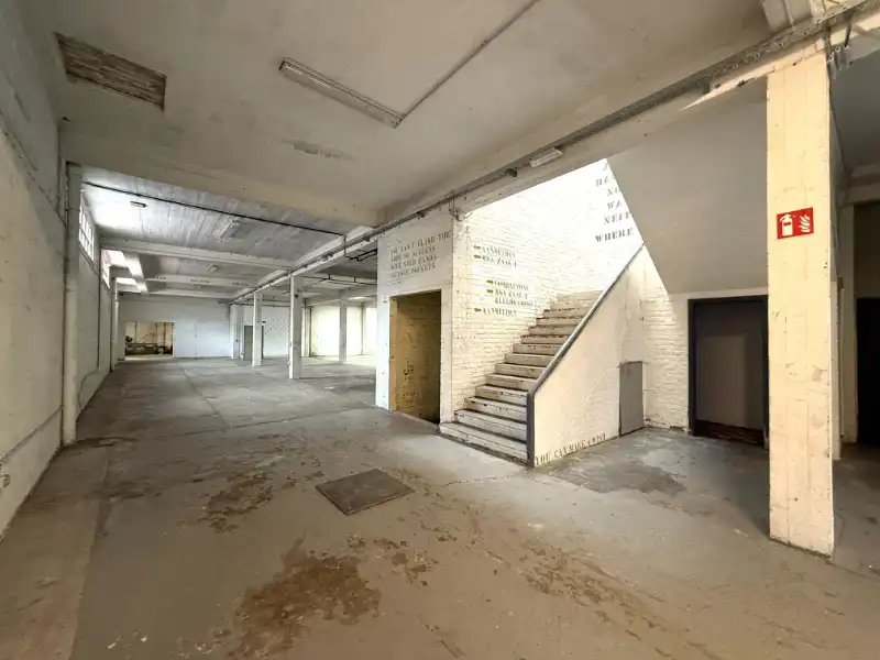 Ruime loods met tal van mogelijkheden foto 4