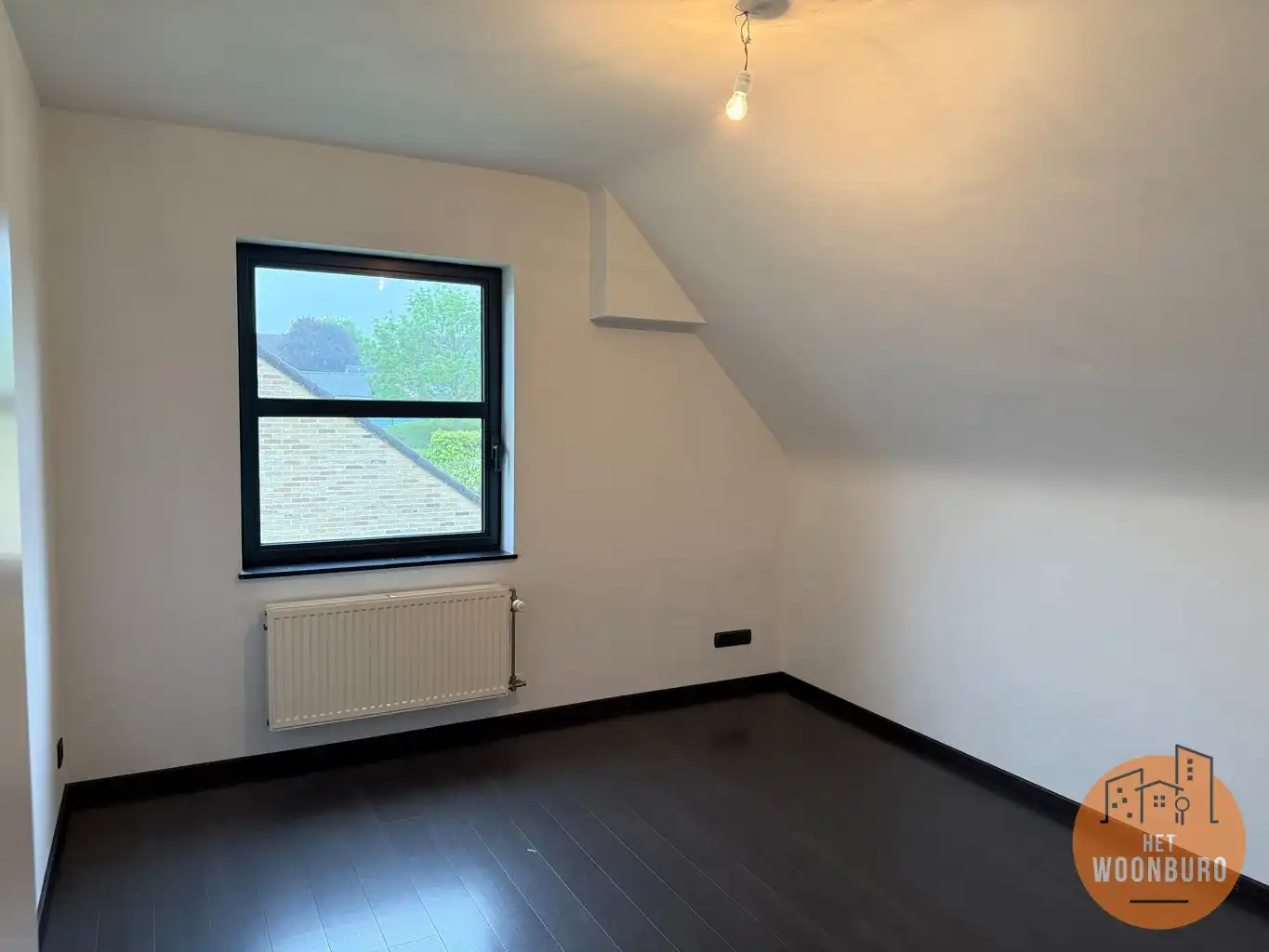 Woning halfopen bebouwing met garage, ruime kelder en tuin foto 12