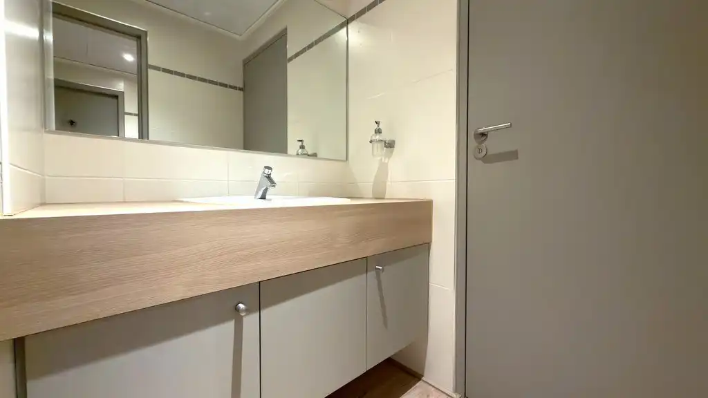 Ingedeeld kantoorverdiep te huur nabij station Antwerpen-Centraal foto 13