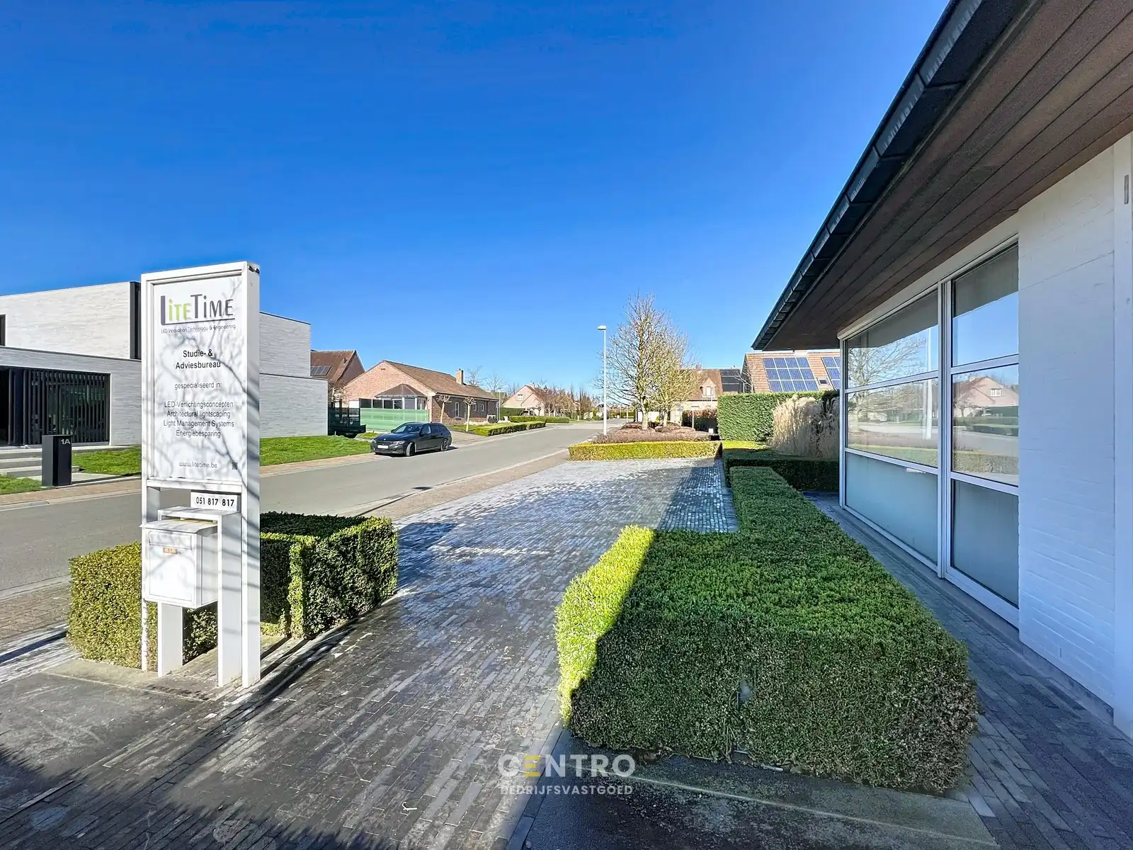 Instapklare, gemeubileerde KANTOORRUIMTE TE HUUR met 5 private parkeerplaatsen voor de deur. Op strategische ligging te Roeselare! foto 4