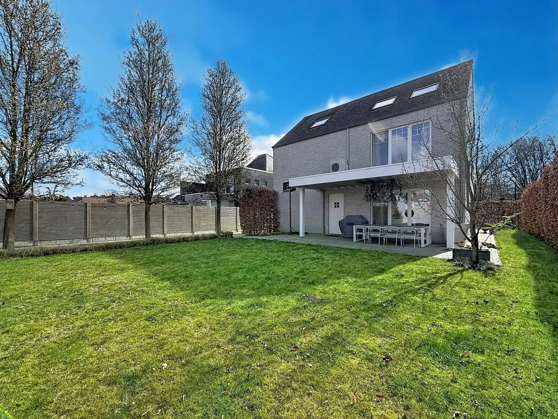 Prachtige luxueus ingerichte woning met 4 slaapkamers en 2 badkamers op een mooi perceel met bijgebouw. foto 43