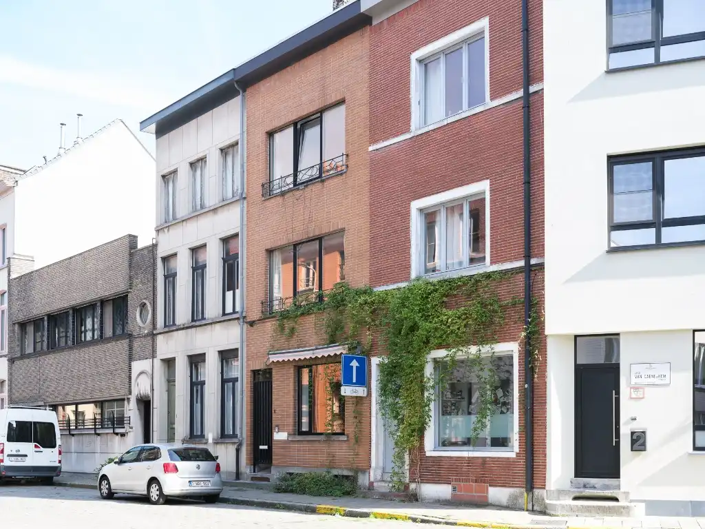 Lichtrijke en instapklare woning met charmante gevel en stadstuin nabij het Baudelopark. foto 22