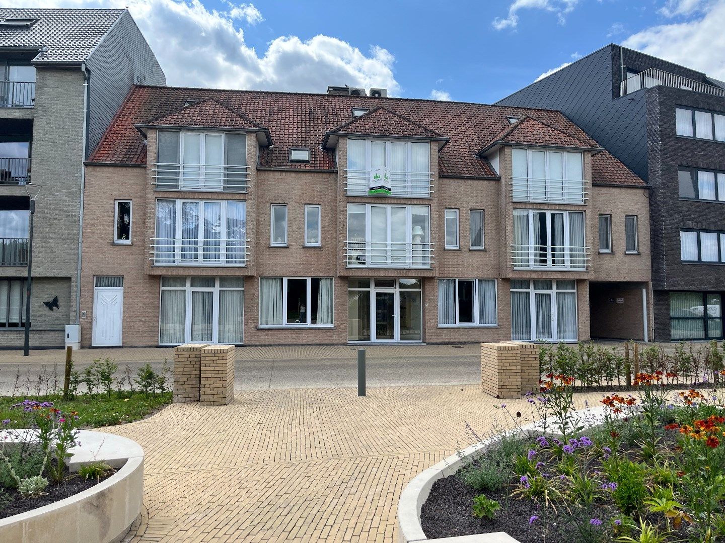 Duplex-appartement met 2 slaapkamers op de Markt van Houthulst  foto {{pictureIndex}}