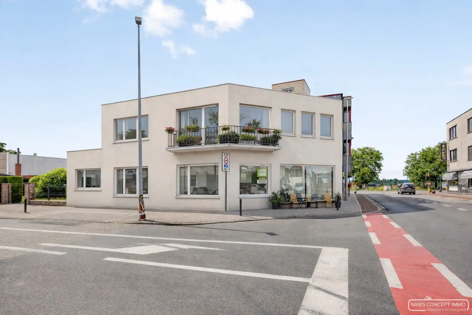 Ruime woning te koop in het centrum van Zulte foto 2