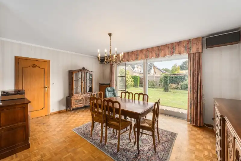 Roeselare. Uitzonderlijke ruime driegevelwoning met 5 slaapkamers en bureel, rustige straat en centraal gelegen. Zuidelijke tuin. Ideaal voor gezinnen / thuiswerkers. foto 4