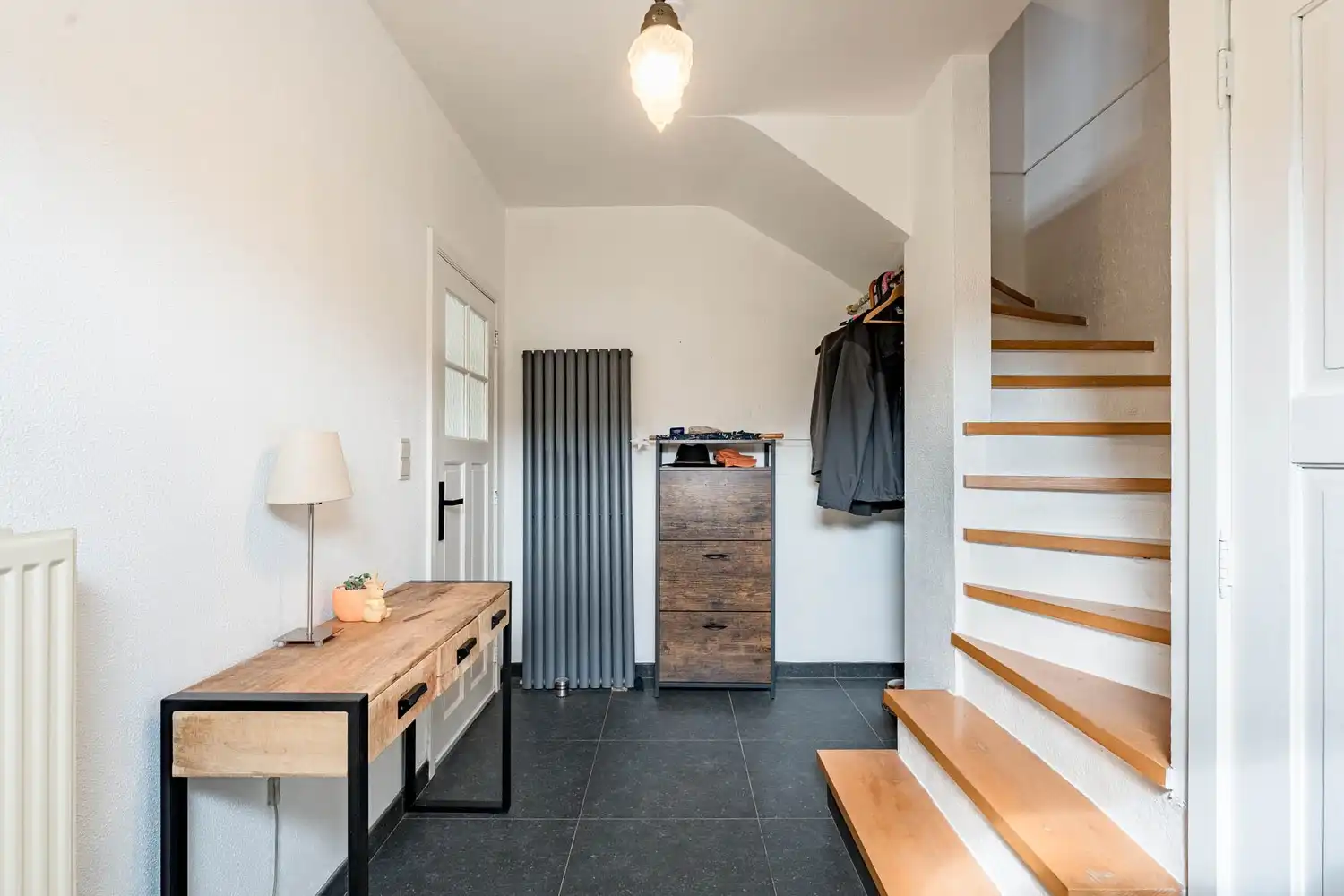 Gerenoveerde woning met 3 slaapkamers, een garage en een west georiënteerde tuin in een autoluwe woonwijk te Bierbeek! foto 2