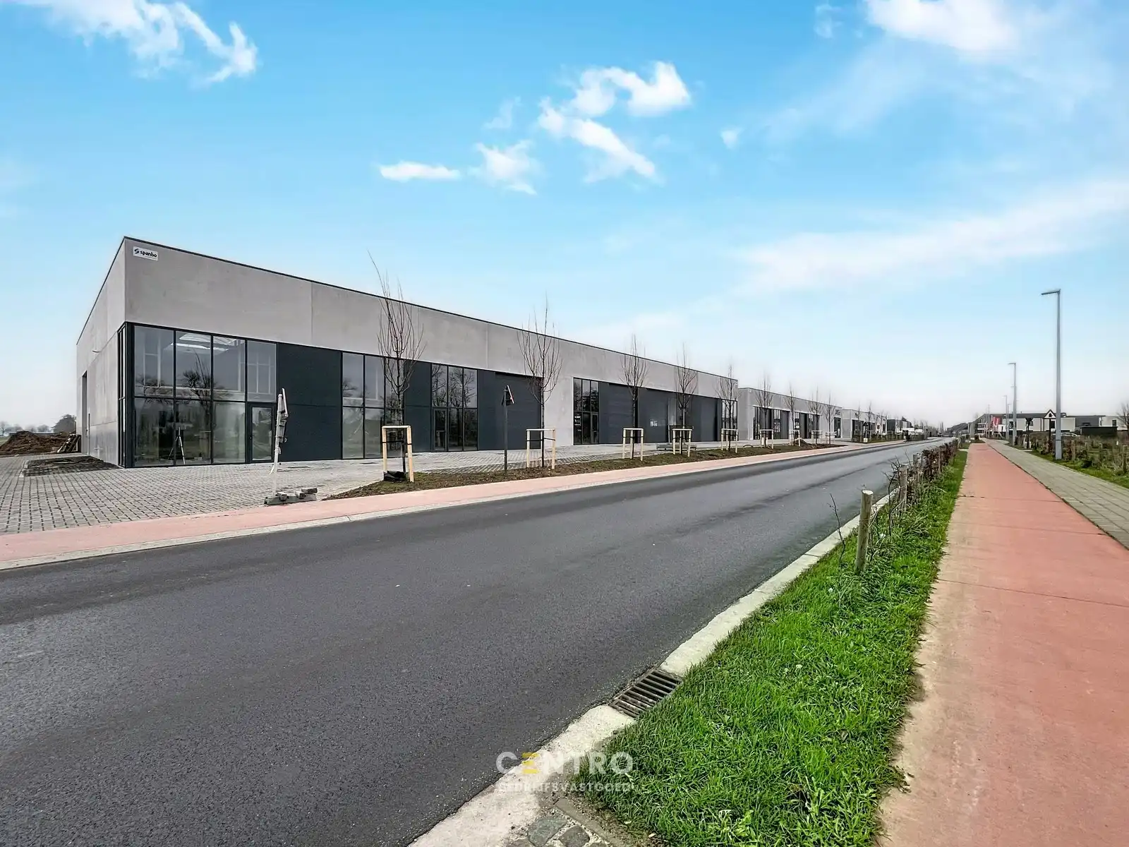 NB-magazijn van ± 275 m² incl. 3 parkeerplaatsen en moderne glaspartij in driehoek TIELT-DEINZE-WAREGEM ! foto {{pictureIndex}}