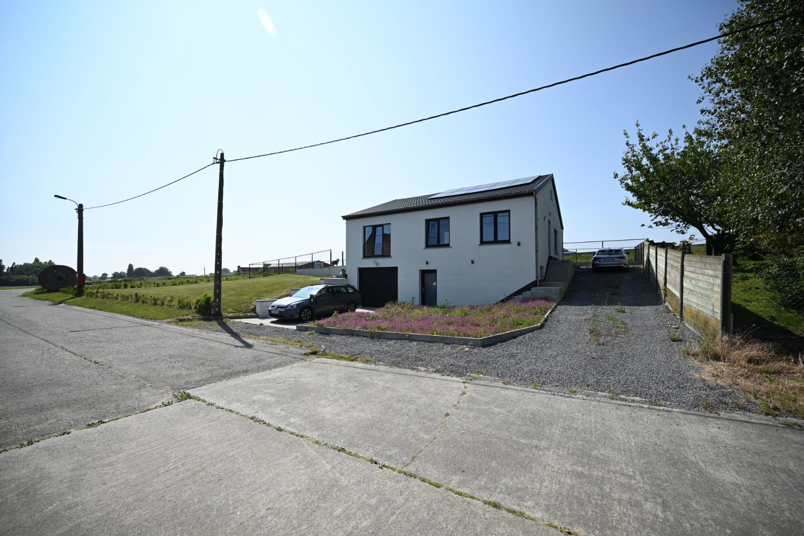 Moderne woning met ruime tuin! foto {{pictureIndex}}