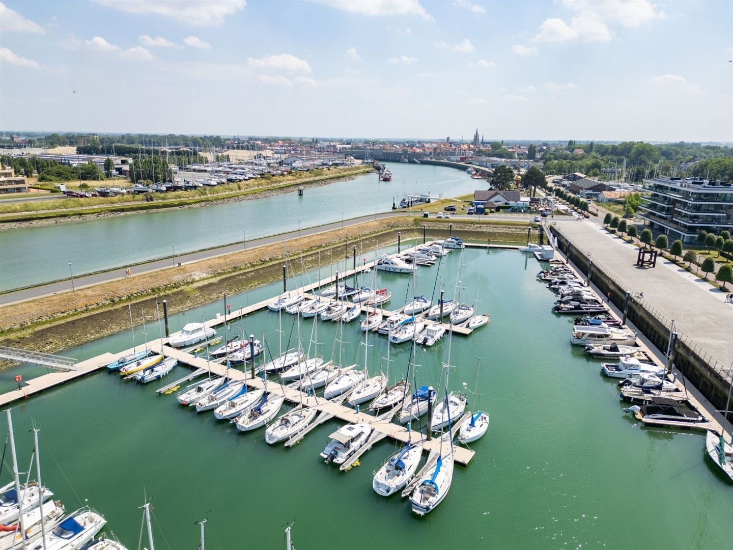 Gelijkvloers nieuwbouwappartement met 2 slaapkamers tussen jachthaven, stad en de zee te Nieuwpoort foto 9