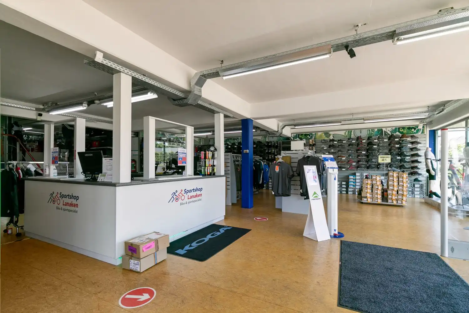 Handelsruimte met luxe duplex-appartement en verhuurde loodsen op het industrieterrein in Lanaken foto 6