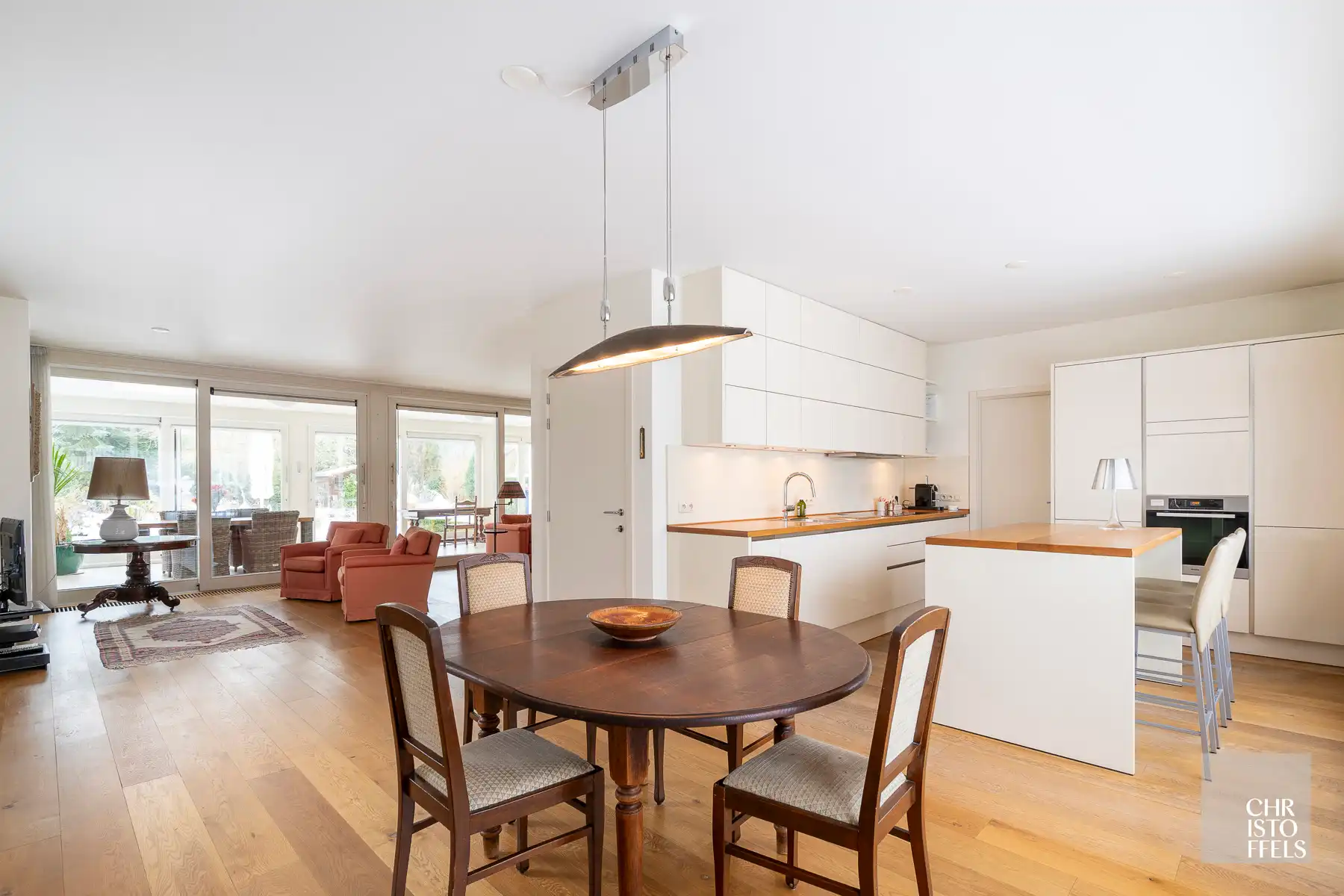 Villa (336m²) met 3 slaapkamers en een zwemvijver op een perceel van 1.219m²!  foto 5