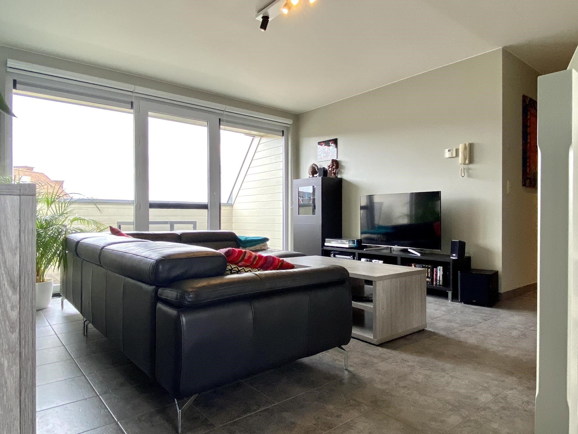 Hedendaags appartement met terras. foto 15