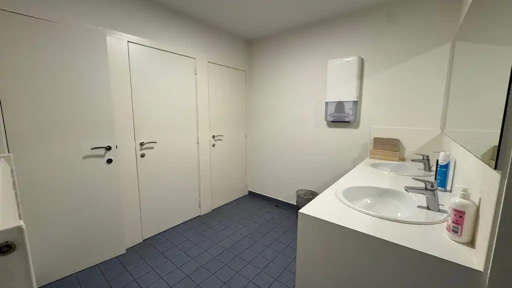 Instapklaar kantoor te huur vlakbij R4 en E40 in Drongen foto 13