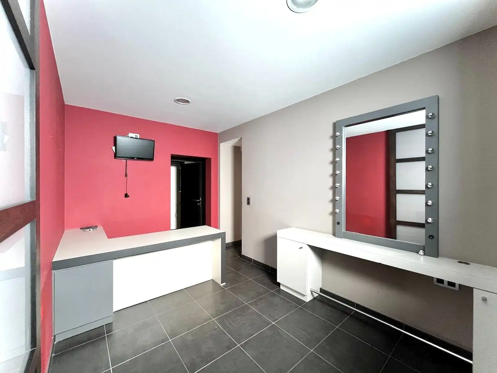 COMMERCIEEL GEBOUW - 214 M² BRUIKBARE RUIMTE foto 20