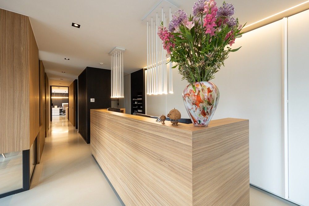 Stijlvol en hoogwaardig afgewerkt kantoor op een visibele locatie in Brasschaat. foto {{pictureIndex}}