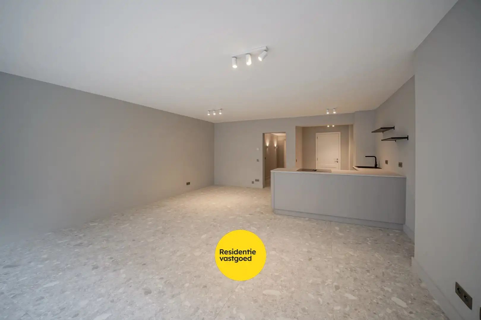 Gerenoveerd 2-slpk appartement met balkon en lift in Oostende foto 8