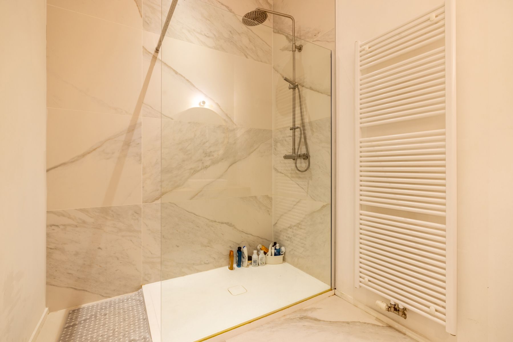 Groot drieslaapkamerappartement met 2 ruime dakterrassen! foto 15