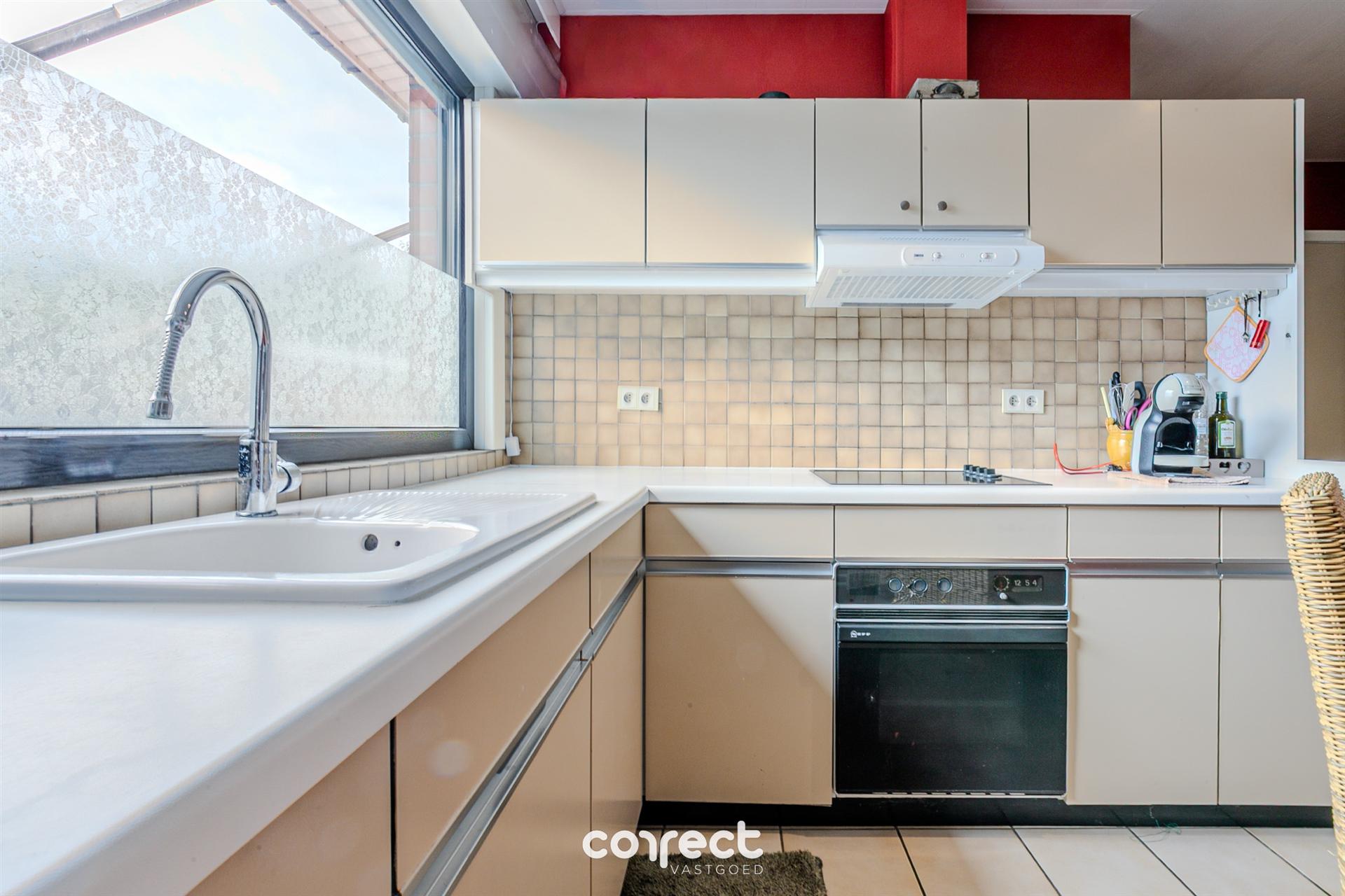 Instapklare laagbouwvilla met tuin, ruime oprit met garage.  foto 11