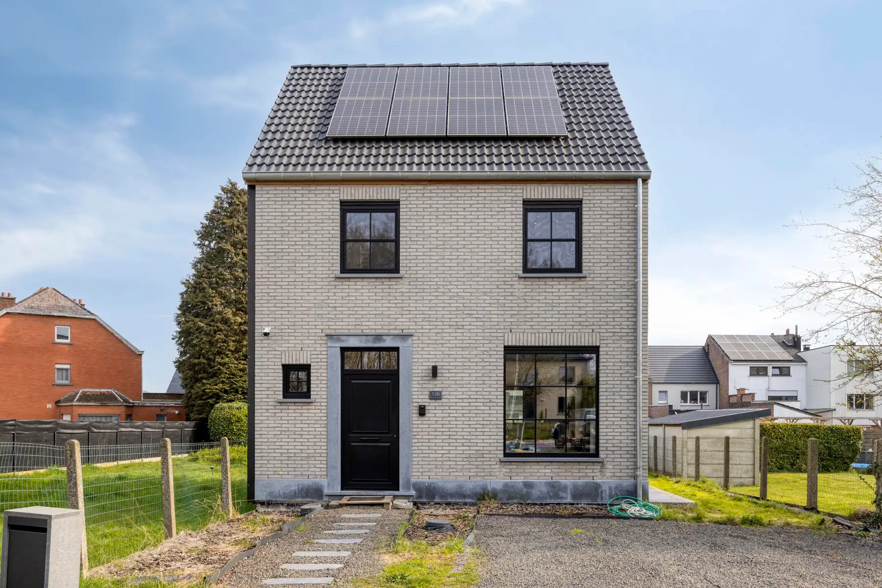 Smaakvolle nieuwbouwwoning op toplocatie met ruime oprit  foto 2