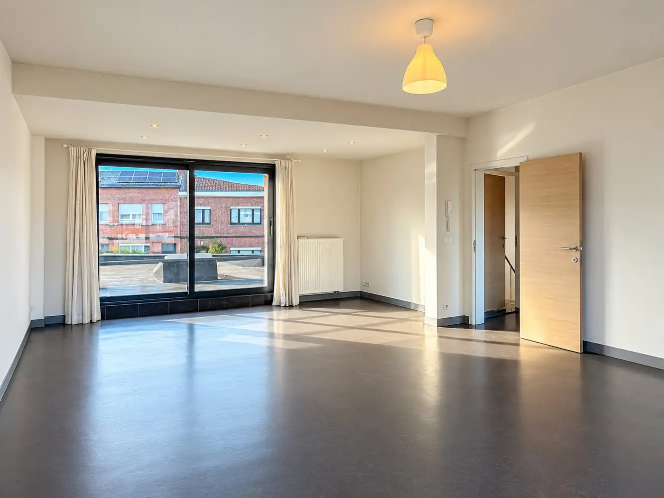 Ruim en zonnig 3-slaapkamerappartement van ca. 160 m² in het centrum van Merelbeke en mogelijkheid tot terras foto {{pictureIndex}}