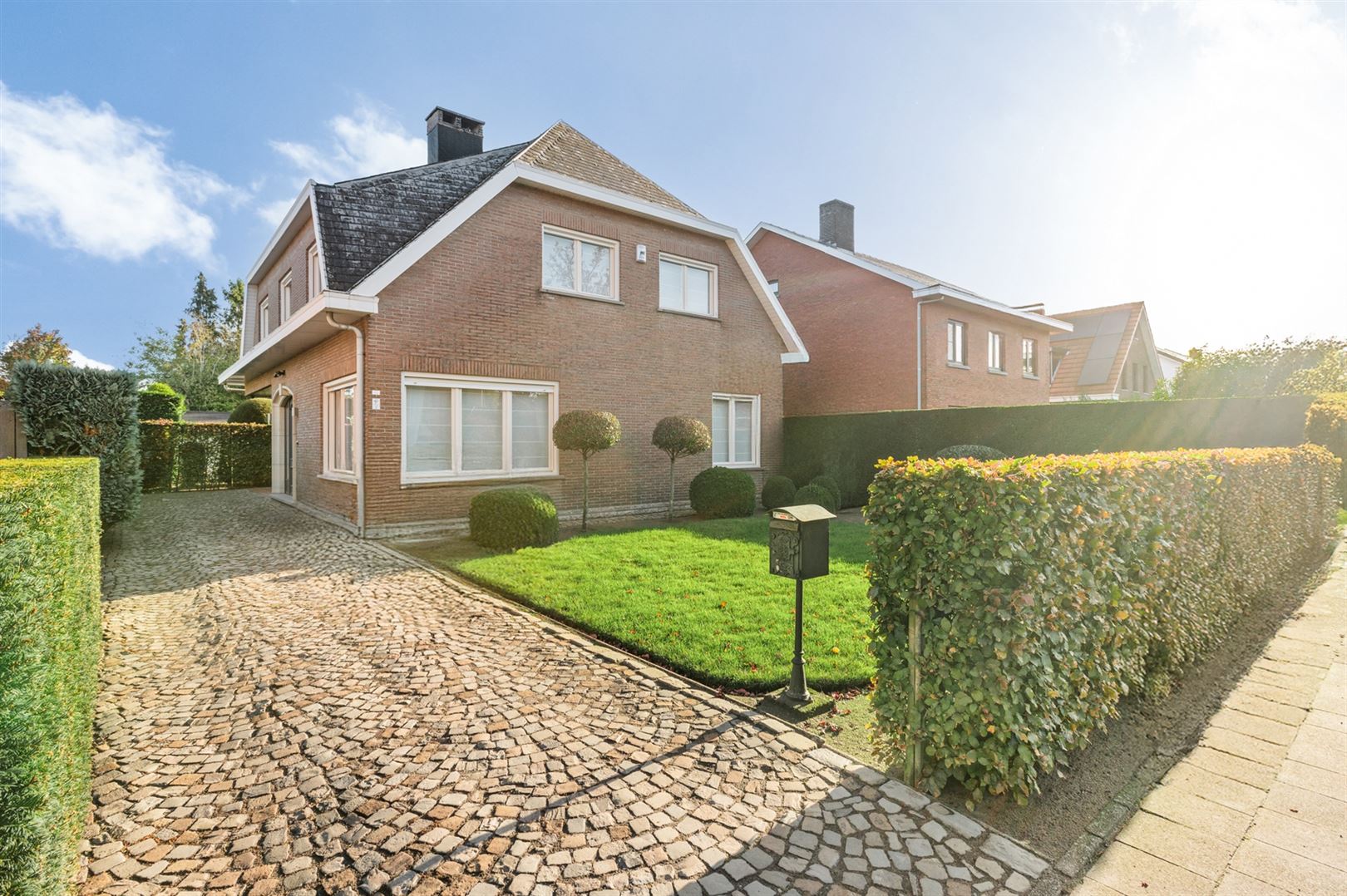 Hoofdfoto van de publicatie: Prima onderhouden woning met 4 slaapkamers en prachtige tuin.