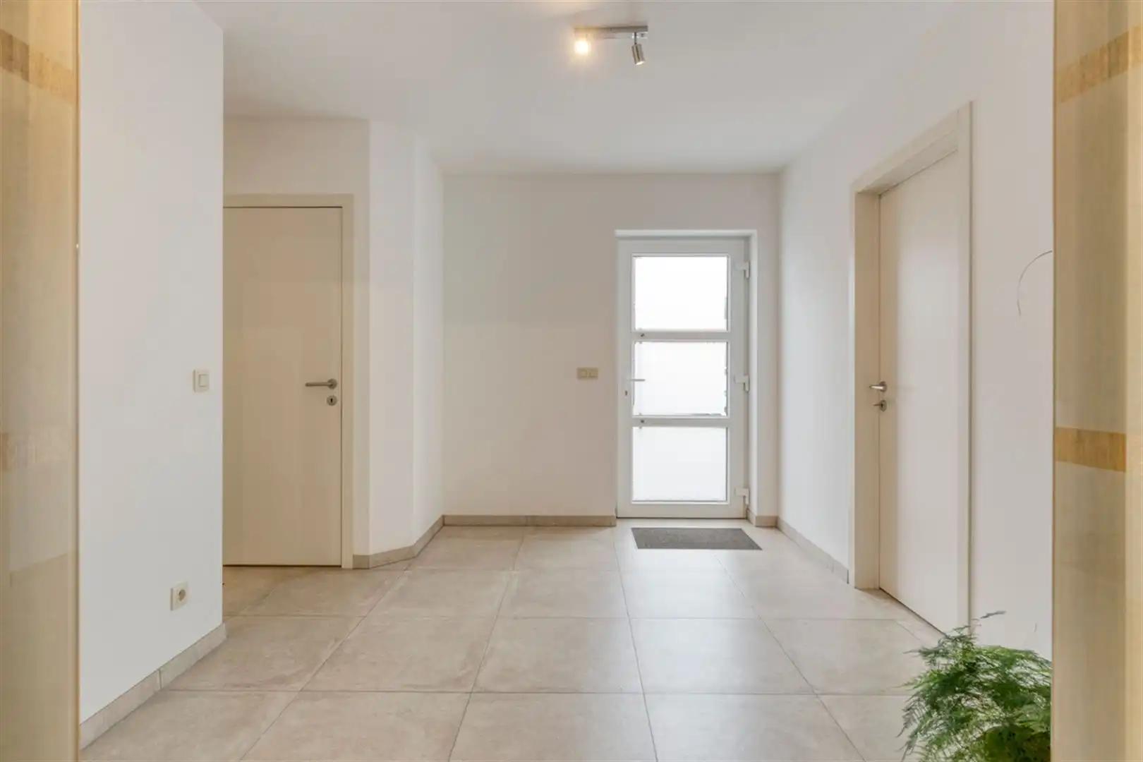 Uitzonderlijk ruime en toekomstgerichte woning met een indrukwekkende 358m² bewoonbare opp. EPC-label A. Residentiële woonwijk met winkels, scholen, horeca en andere voorzieningen vlakbij. foto 3