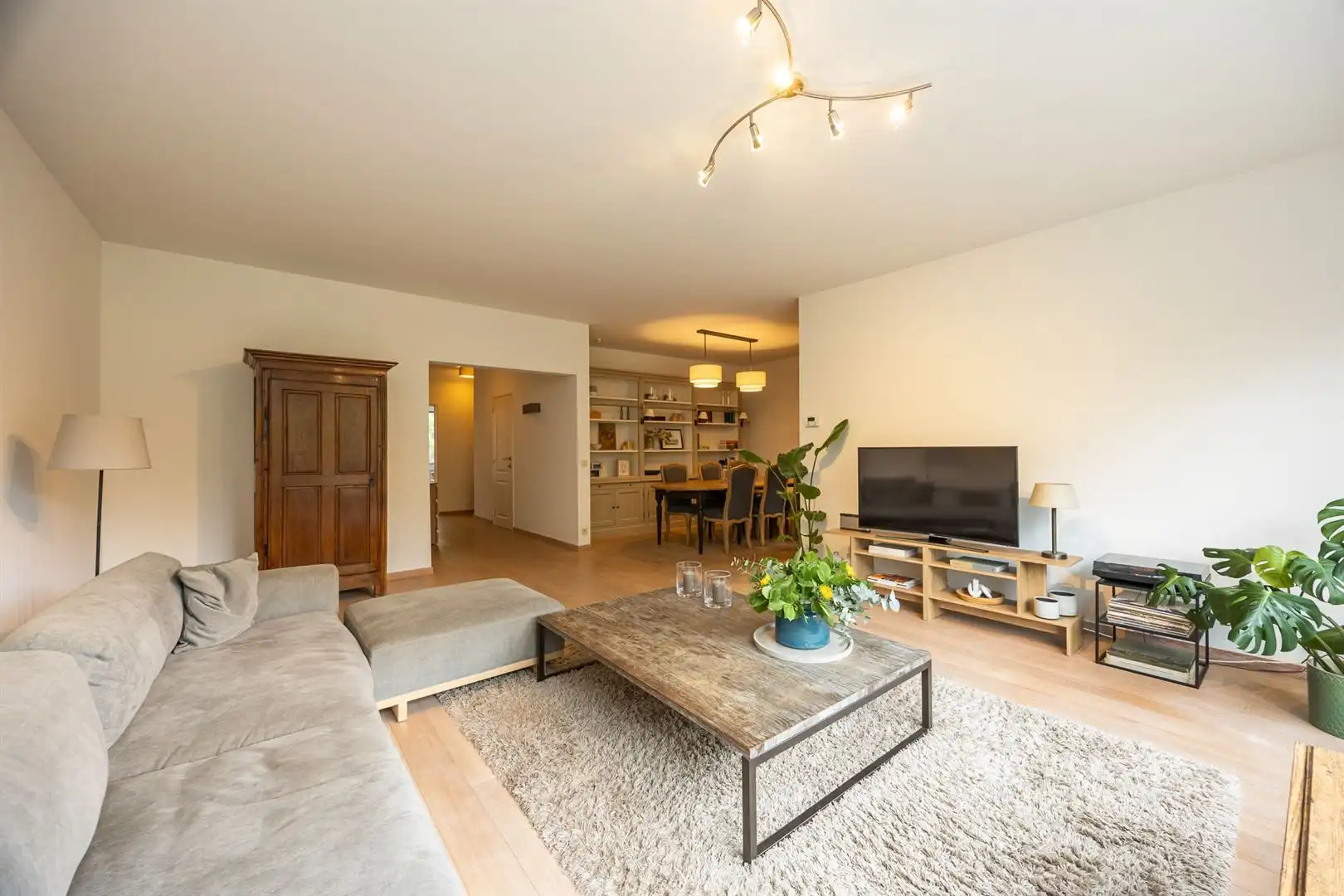 Verzorgd en ruim appartement met 2 slk en garagebox. foto 5
