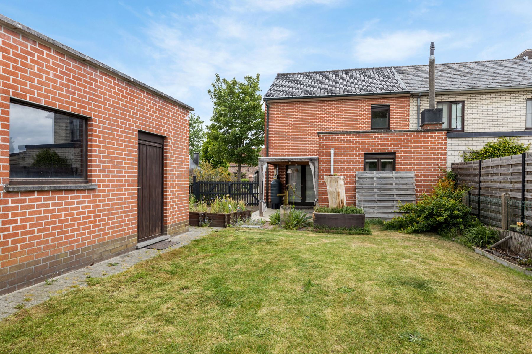 Halfopen woning met tuin, 3 slpks en dubbele garage foto 4
