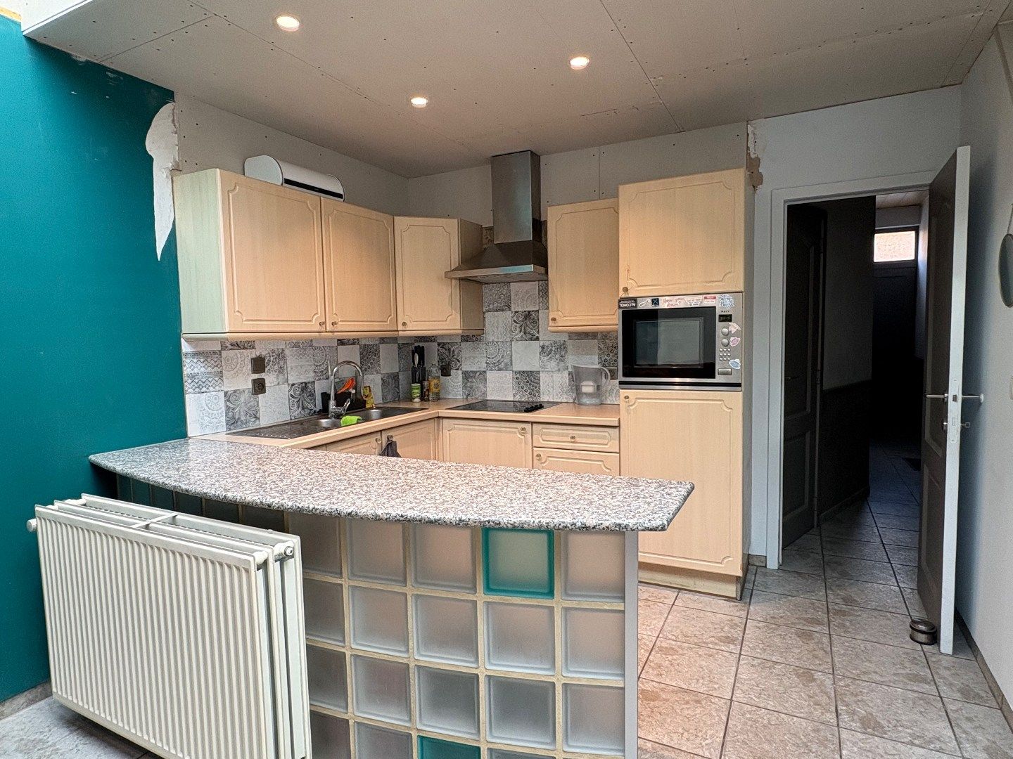 Woning met 2 slaapkamers, vernieuwde badkamer en inpandige garage te huur in Harelbeke  foto 4