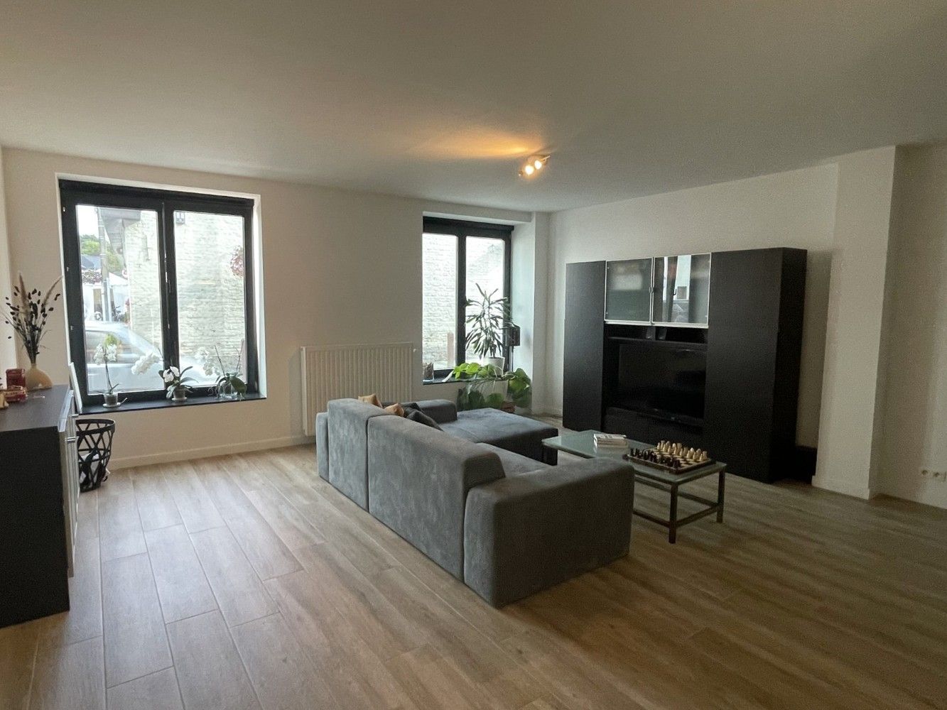 Instapklaar en polyvalent handelspand met 2 handelsruimten en ruim appartement foto 9