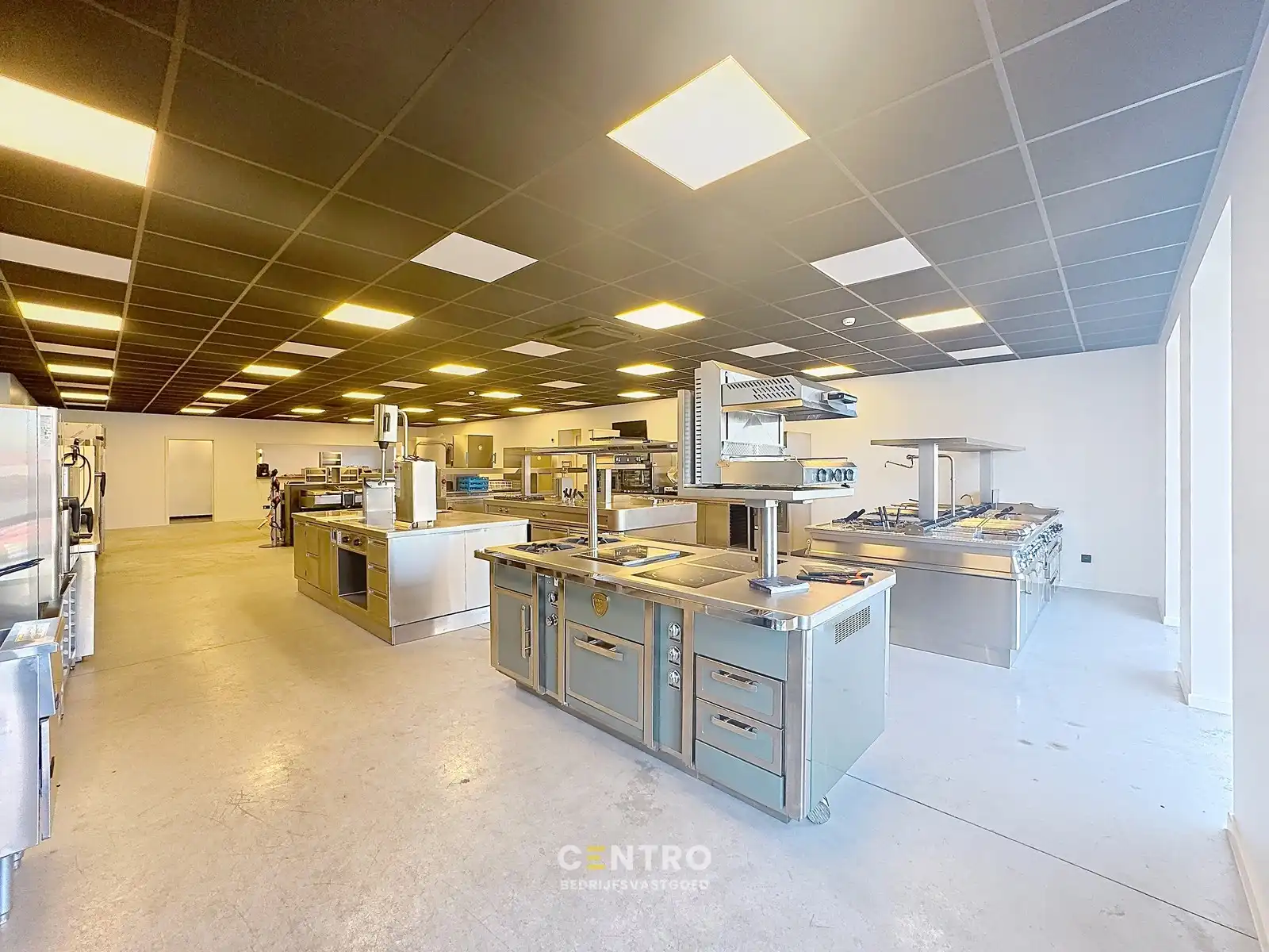 Recent BEDRIJFSGEBOUW, bestaande uit MAGAZIJN, BURELEN en WONING met zonnige tuin te Diksmuide. Op bedrijventerrein te Diksmuide foto 7