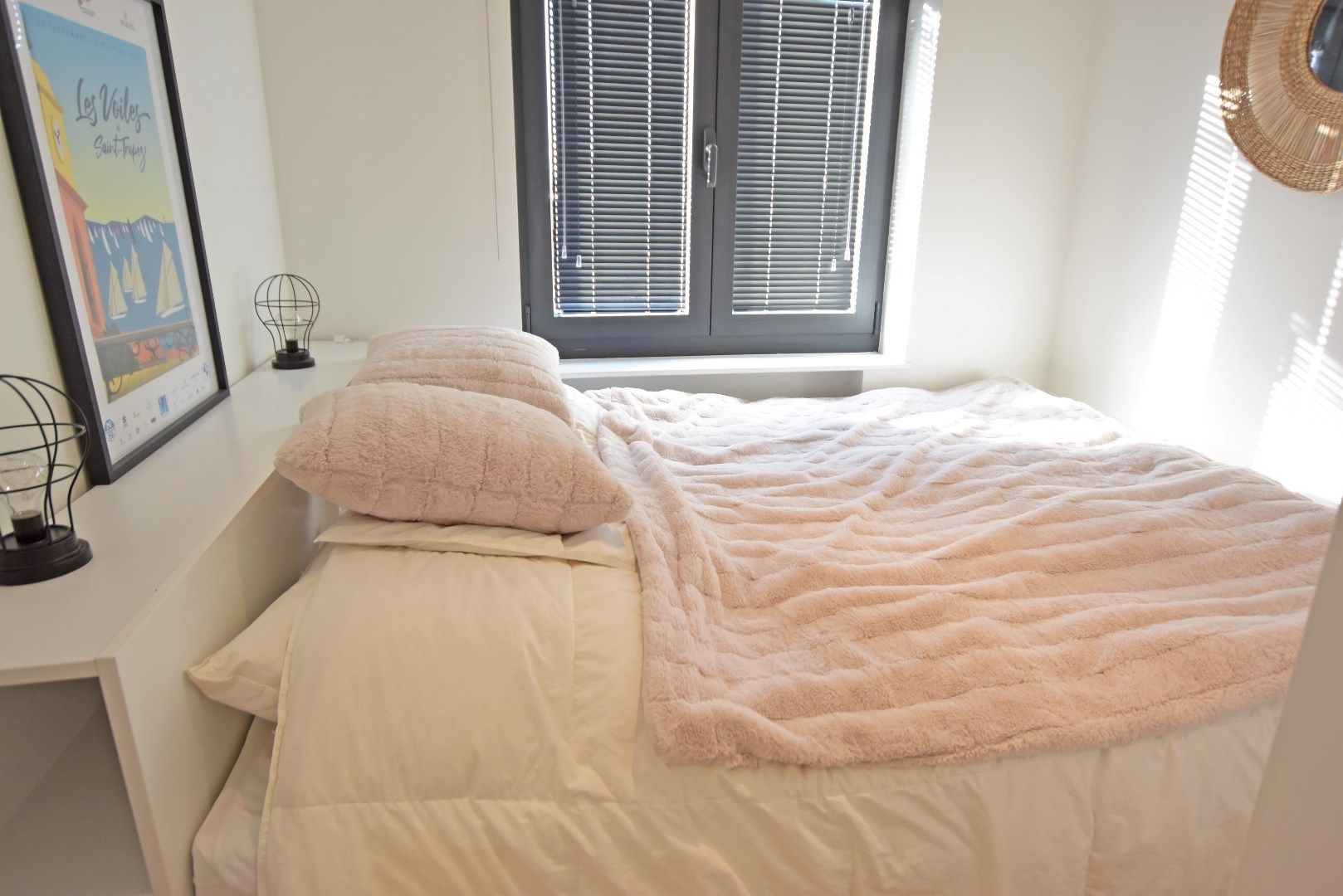 Mooi gemeubeld appartement met 3 slk's in een gegeerde straat in het oude Knokke nabij de groentenmarkt! foto 9